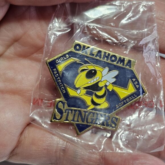 Oklahoma Stingers Fastpitch Softball Enamel Lapel Pin Gold Tone - Picture 1 of 10